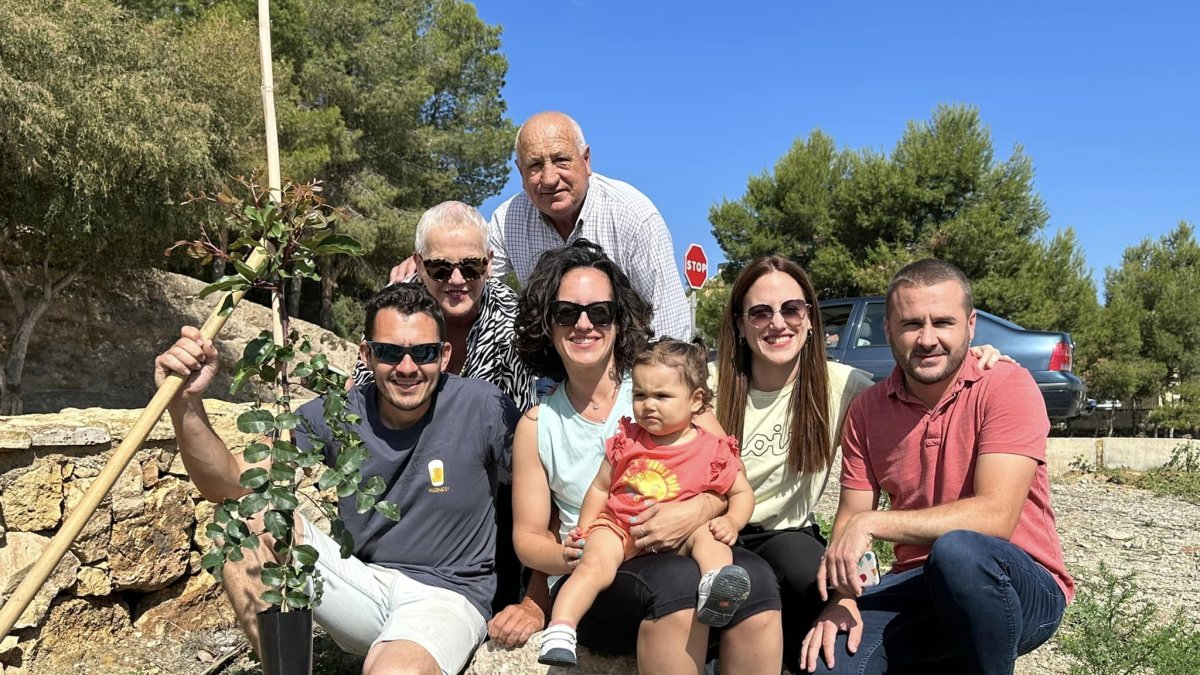 Una de las familias que participó en esta plantación de árboles.