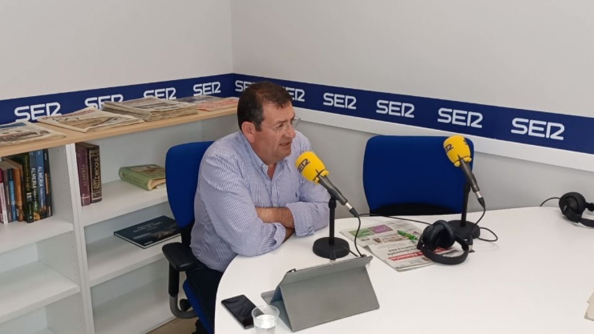 El candidato del PSOE el pasado 28M durante una entrevista en la Cadena SER Levante.