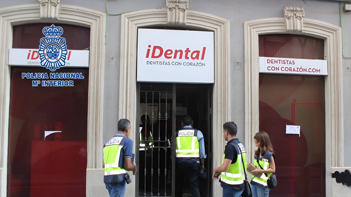 Policía Nacional accede a la sede de iDental en Almería en agosto de 2018