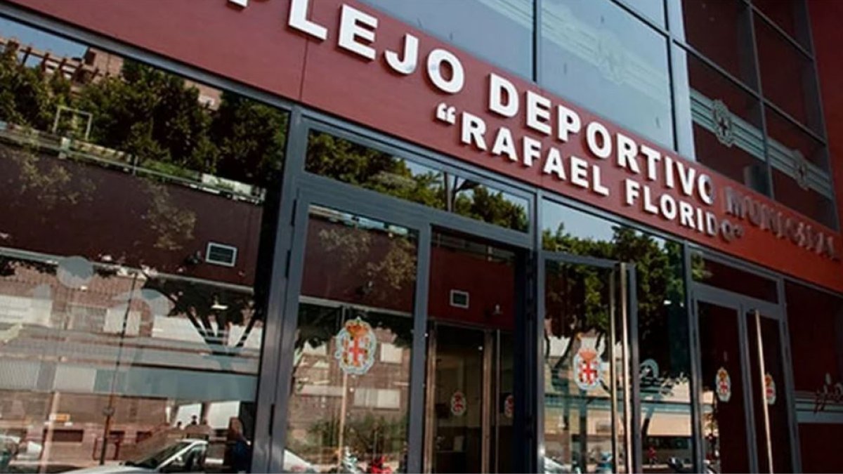 Fachada del Complejo Deportivo Rafael Florido