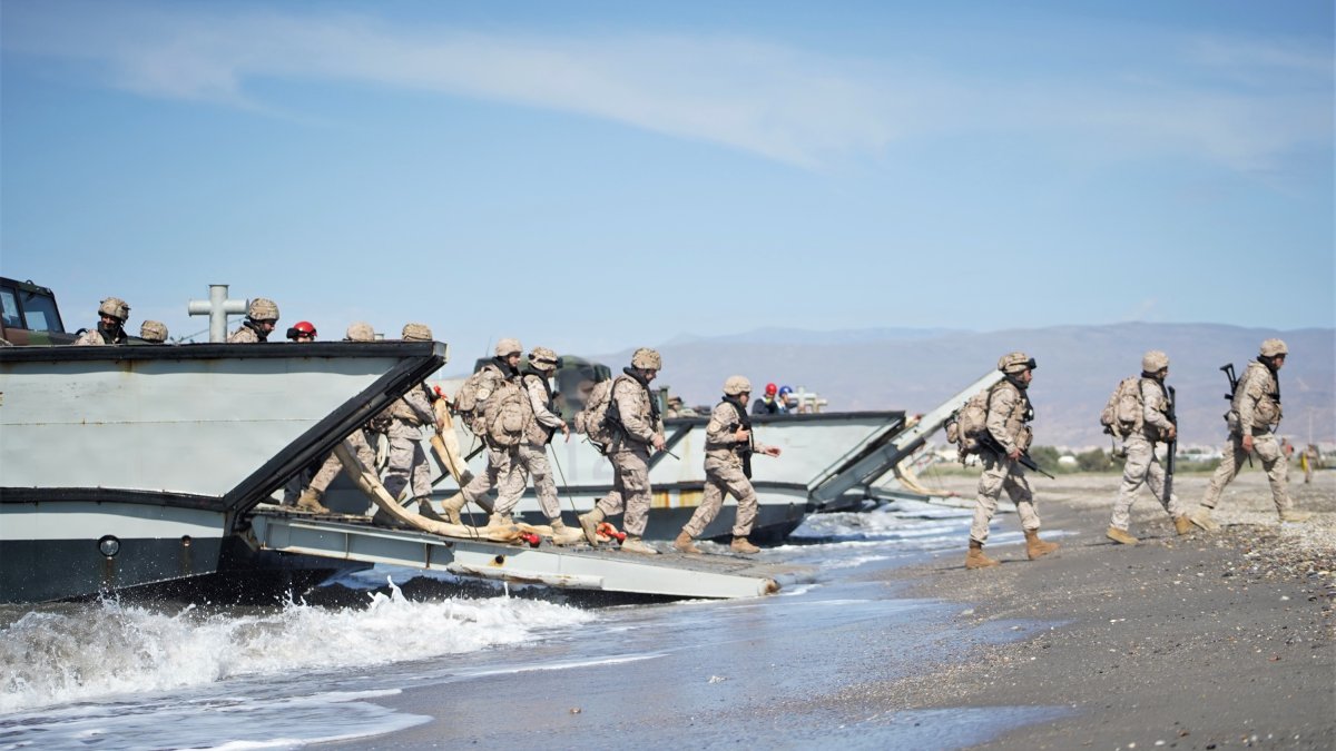 Desembarco de las unidades en lanchas LCM en El Perdigal