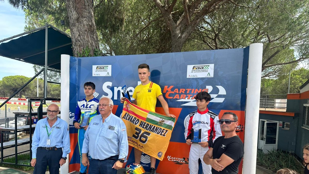 Álvaro Hernández subido al podio.