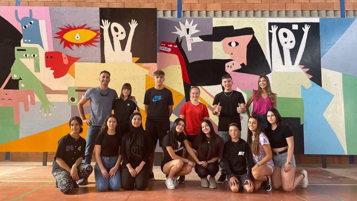 Alumnos y profesores que han participado en la elaboración del espectacular mural.