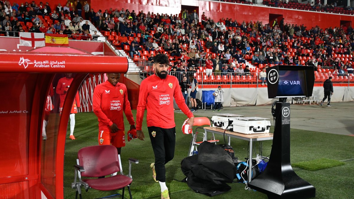 El monitor del VAR junto a los banquillos del Estadio Mediterráneo.