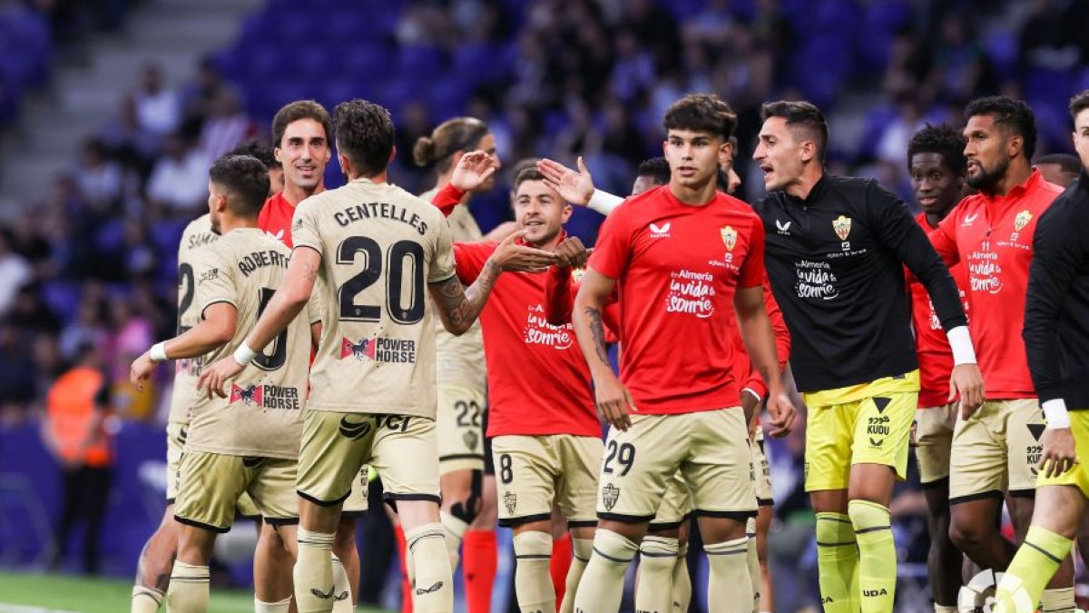 El Almería logró la permanencia con un 3-3 para la historia en el RCDE Stadium.
