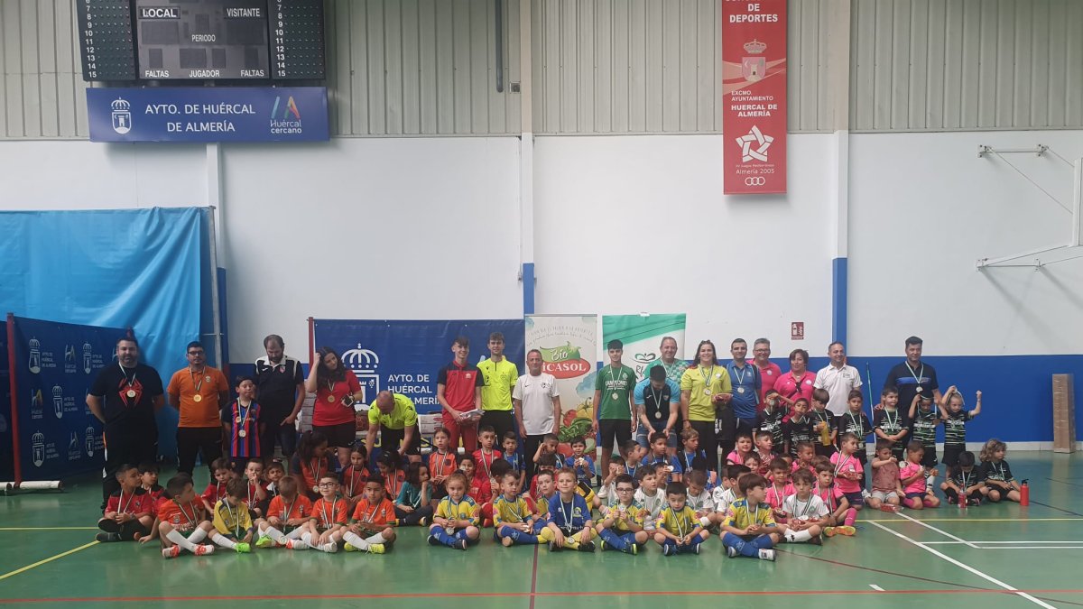 La gran familia posa en el centro de la pista.