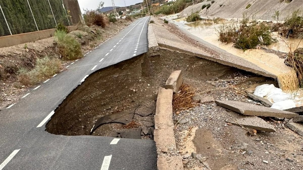 Daños provocados por la lluvia en una carretera cuevana.