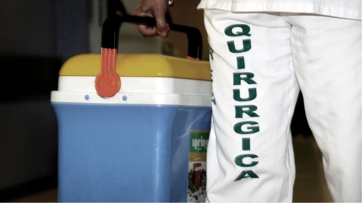 Un sanitario transporta en Torrecárdenas una nevera con órganos para trasplantar.