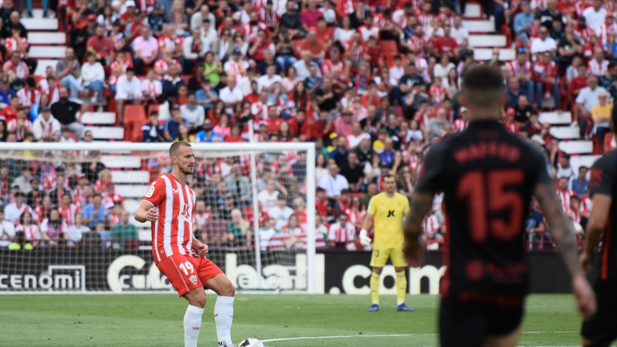 El central brasileño cumple contrato en la 23-24.