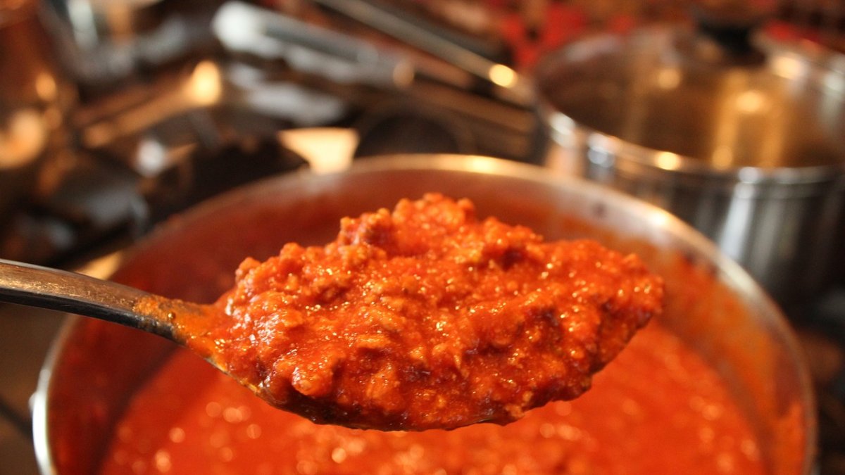 Carne con tomate para almorzar.