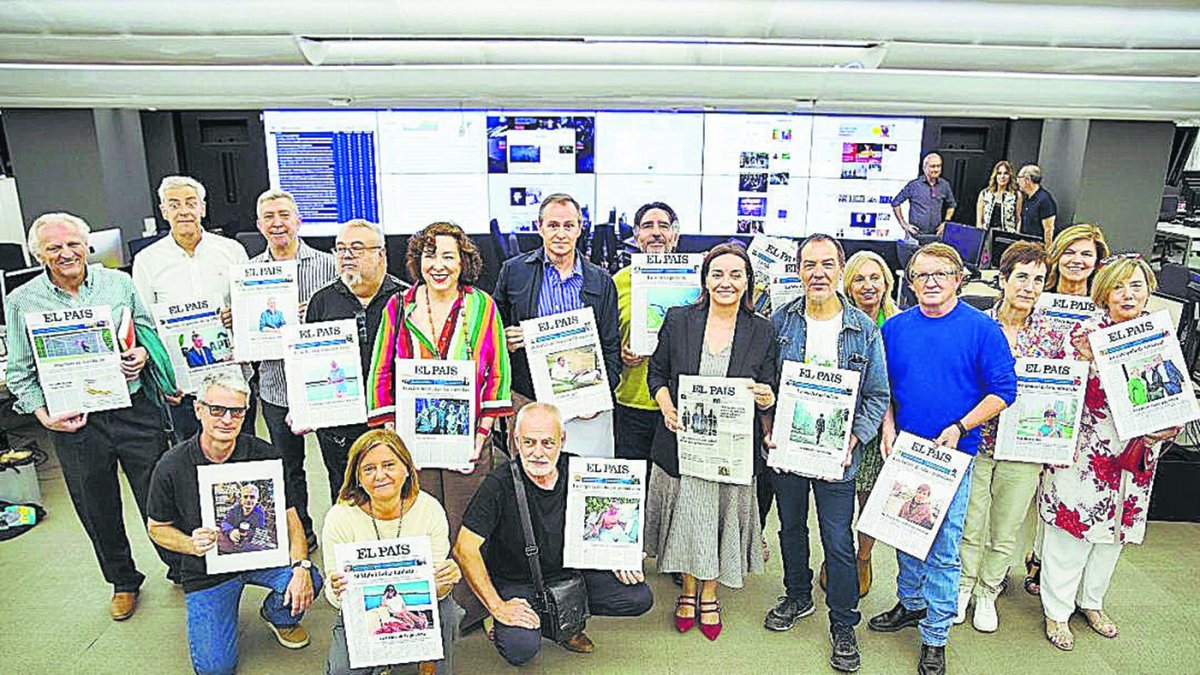 Cristóbal Manuel con su clásica chaqueta vaquera, a la izquierda de la directora de El País Pepa Bueno. FOTO CLAUDIO ÁLVAREZ