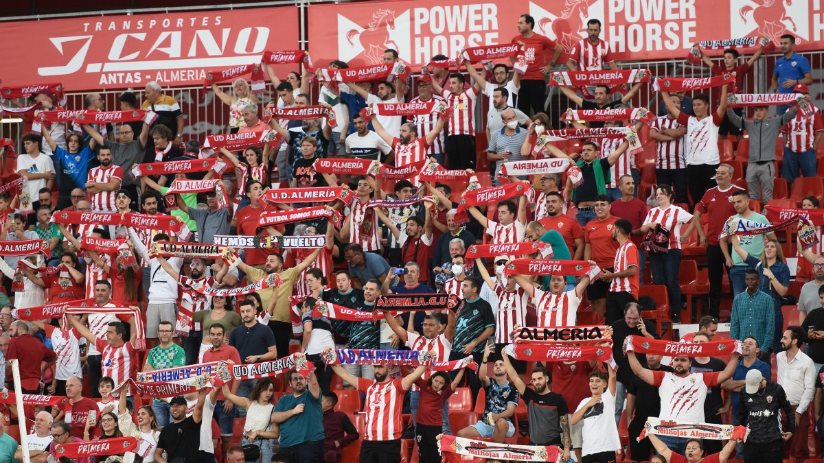 El Almería anunciará en las próximas semanas los precios de los abonos 23-24.