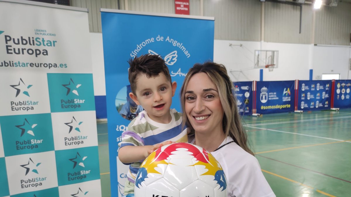 Sabrina Iglesias, la mamá de Tano, en un día muy especial y emotivo para la familia en el Pabellón Municipal de Deportes Paco Navarro de Huérca