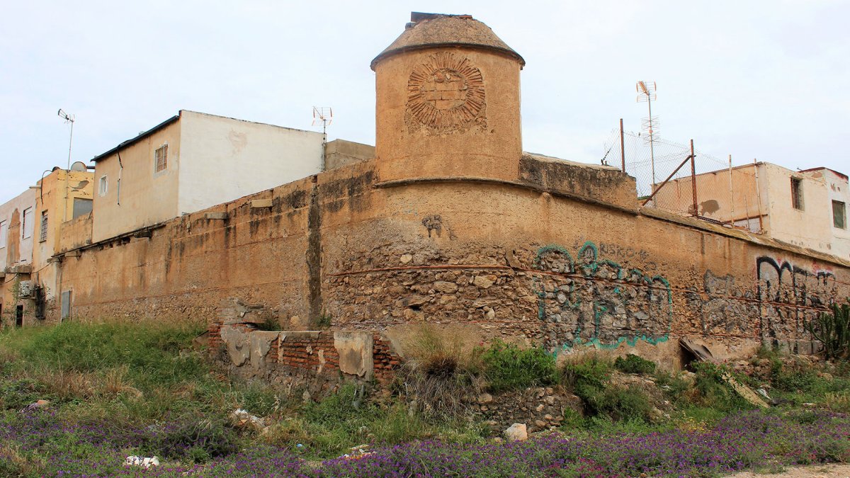 La garita y el muro de la esquina de poniente del edificio del Diezmo, junto a la Carretera de Los Molinos.