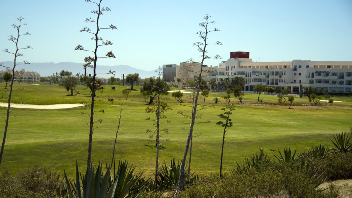 La urbanización de El Toyo-Retamar despierta el interés de los turistas nacionales e internacionales este año.