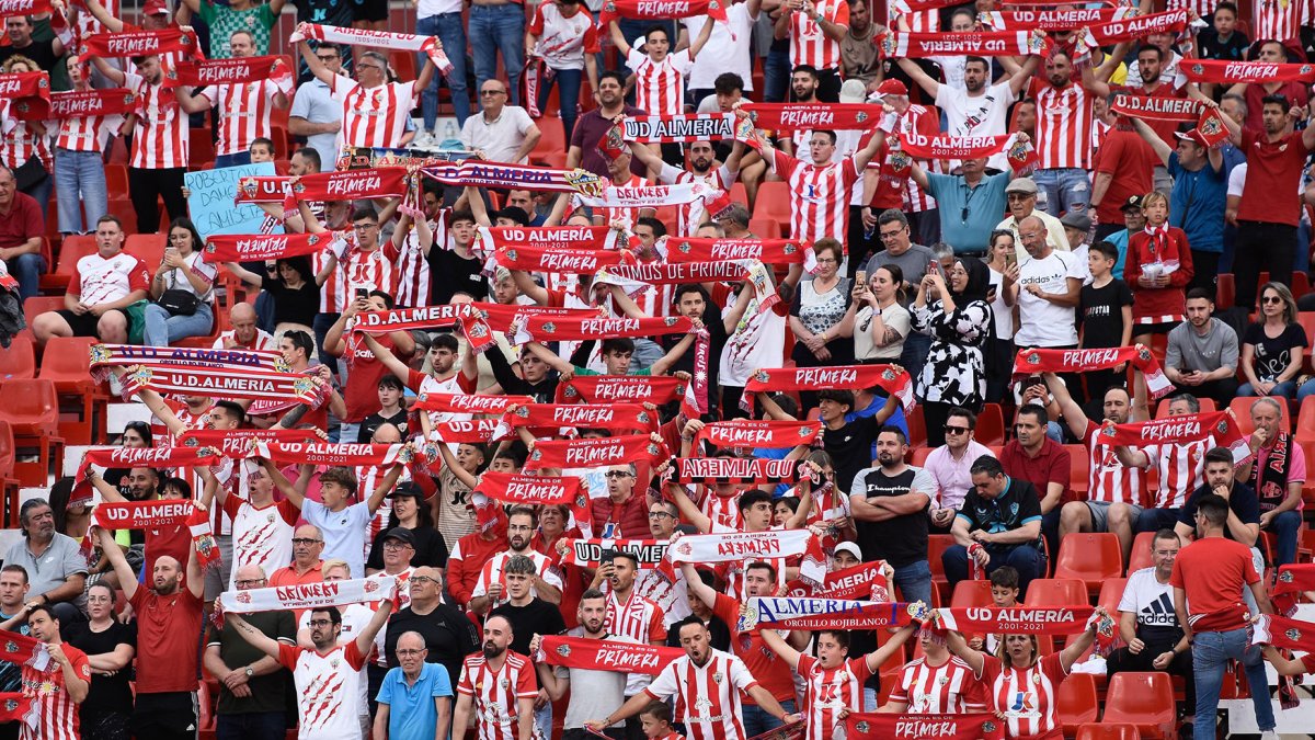 Afición rojiblanca durante un partido.