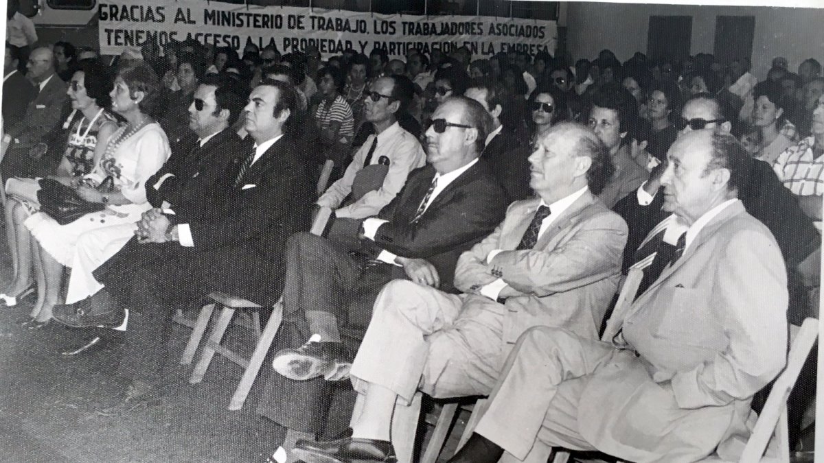 Uno de los actos sociales que se organizaron en las naves de Saltúa, en la Carretera de Granada, en los años 70.