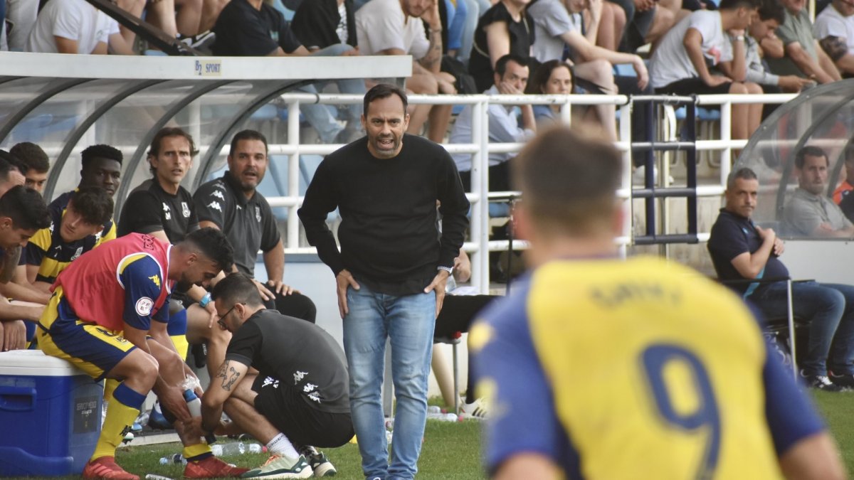 El técnico almeriense en la eliminatoria contra el filial de la Real Sociedad.
