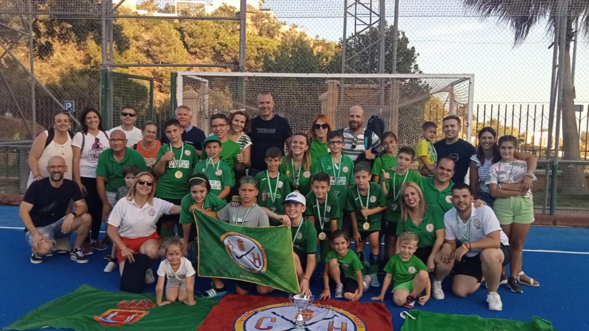 Los campeones posan con familiares y amigos.