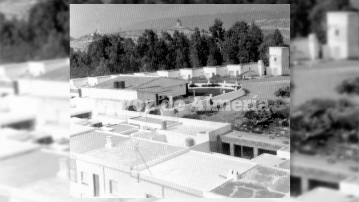 Al fondo, las casillas blancas que formaban los bungalós del camping que se hizo frente al cementerio.