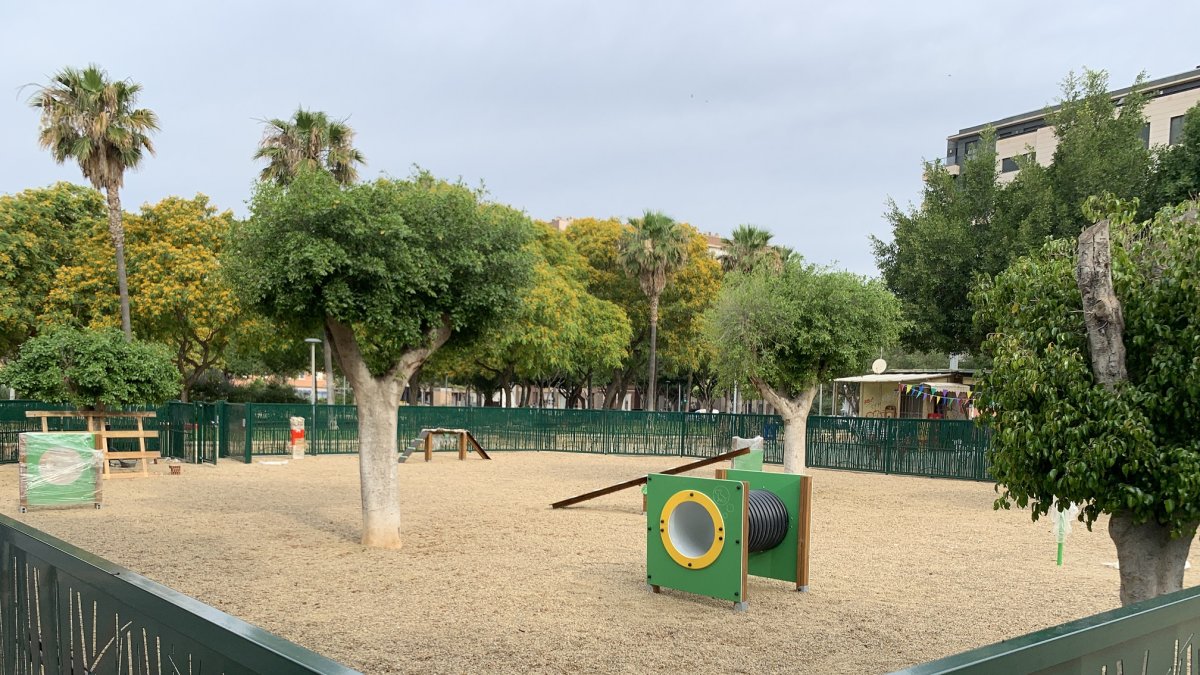 Parque canino en construción.
