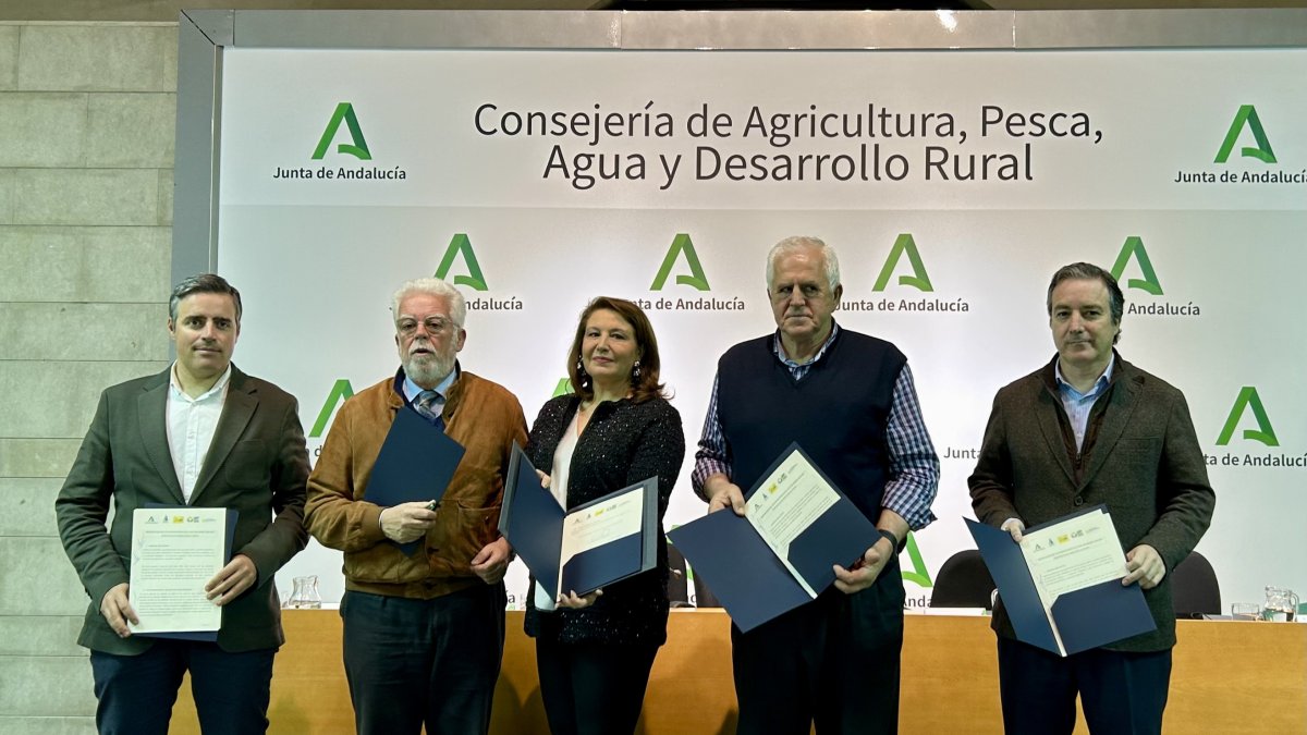 Foto de archivo de consejera, OPAS y Cooperativas acuerdo de alegaciones a la PAC
