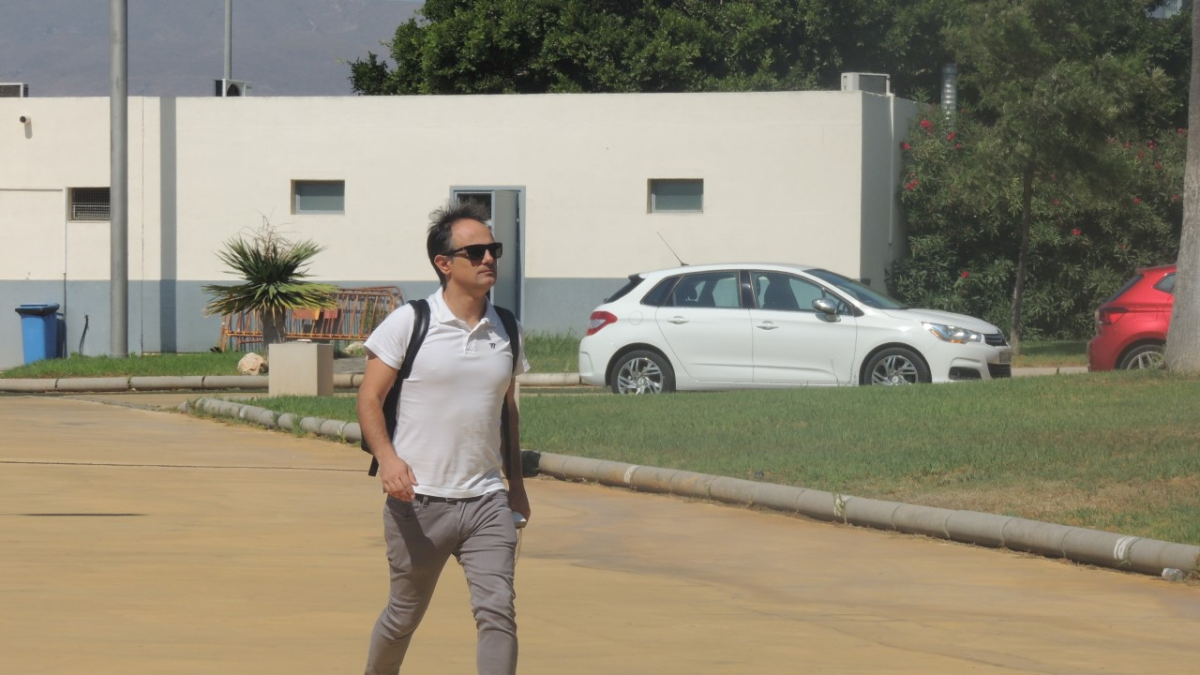 El director único deportivo debe de seguir con su plan.