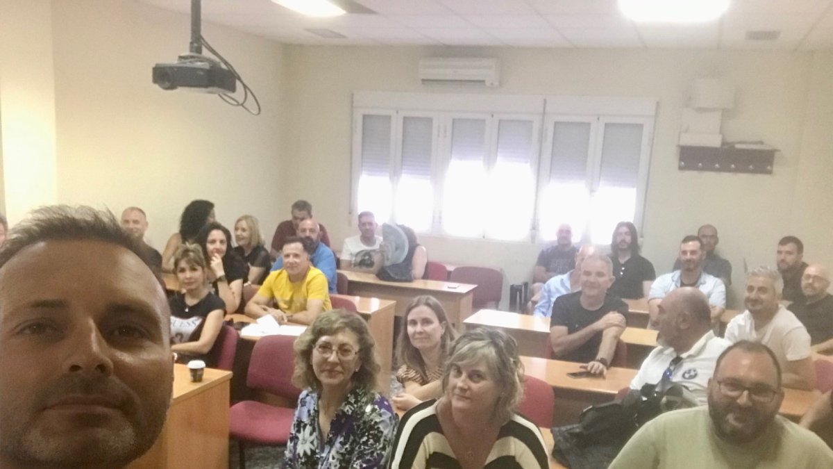 Francisco Urrutia, en primer plano a la izquierda, junto a otros profesores en una reunión.