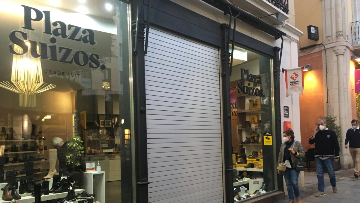 Comercio de calzado en el centro de Almería.