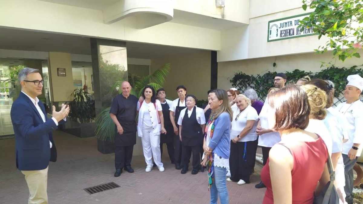 Visita del delegado de Empleo, Amós García, a la Residencia de Tiempo Libre de Aguadulce.