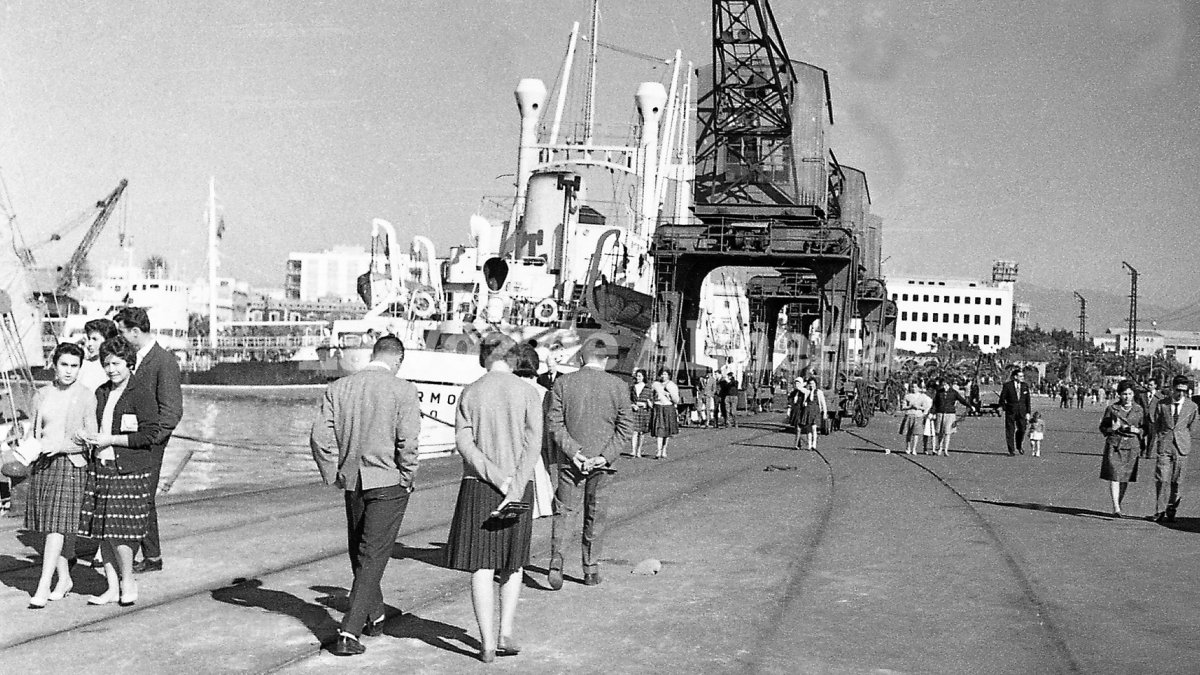 Una de las pasarelas de la formalidad en Almería era el puerto de los domingos, el puerto de las familias y de los novios.