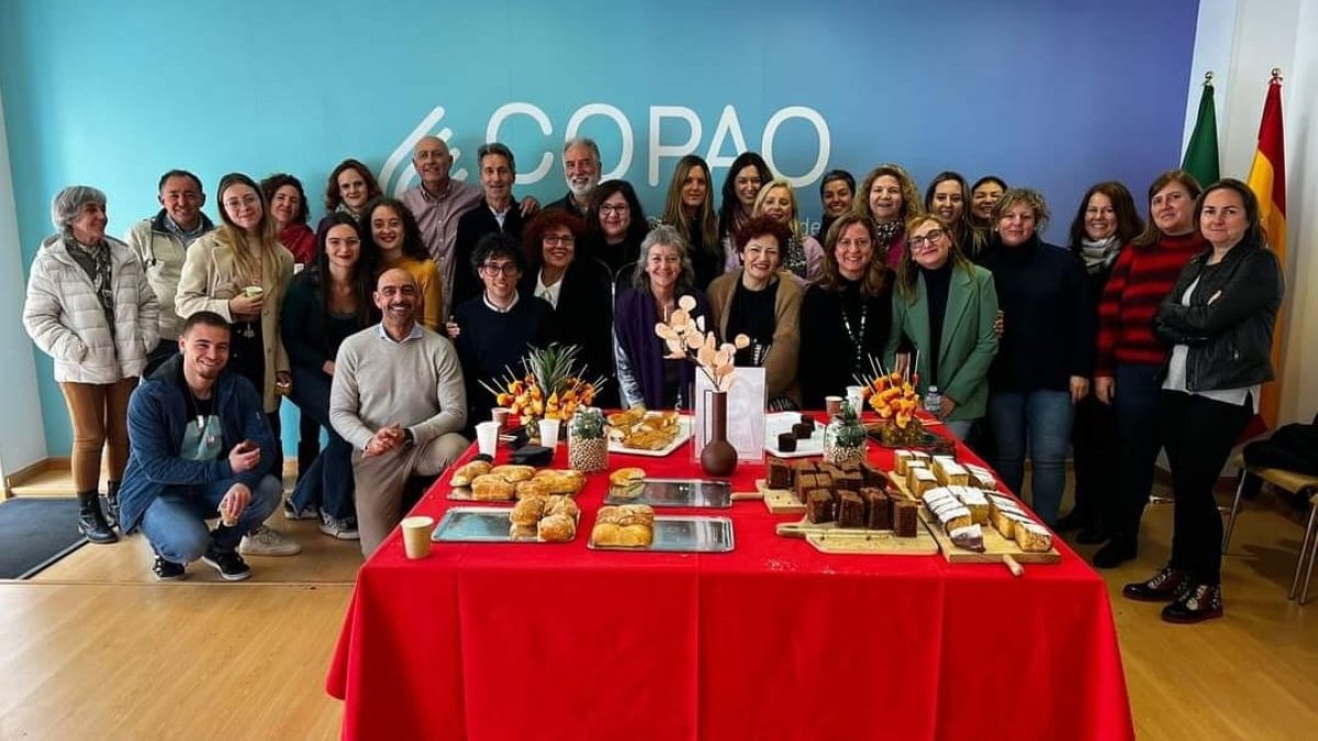 La decana y la secretaria del Colegio en Almería junto a coordinadores y colegiados de la provincia.