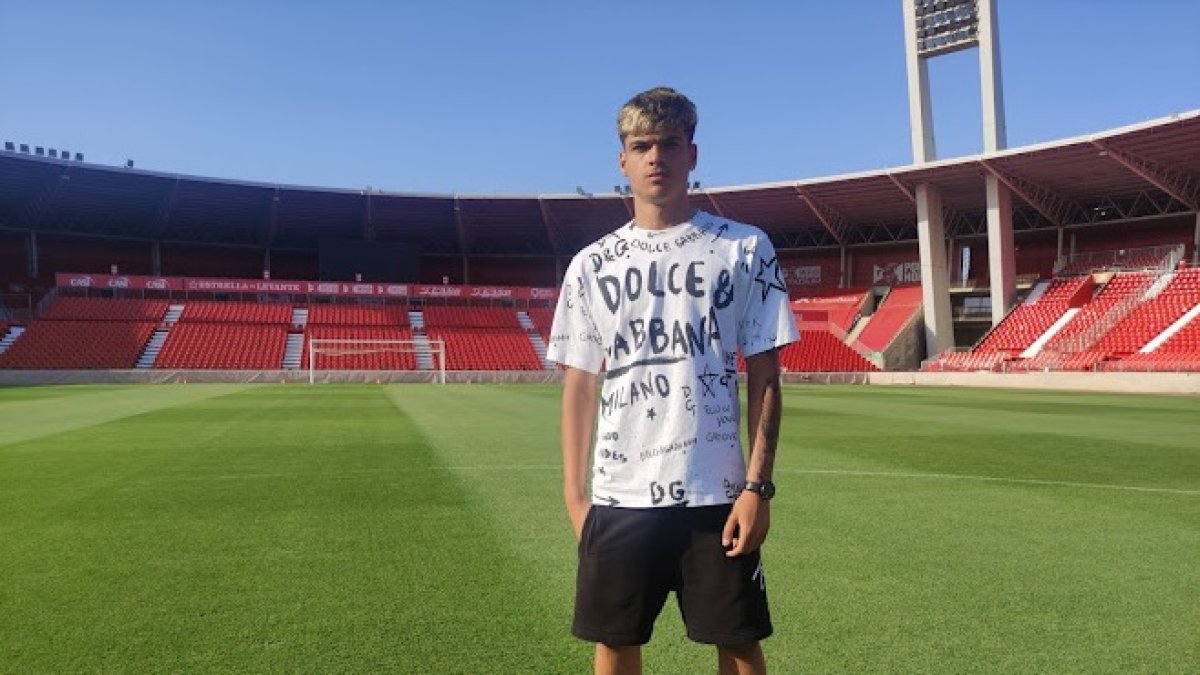 Bruno Iribarne posa para LA VOZ en el césped del Mediterráneo.