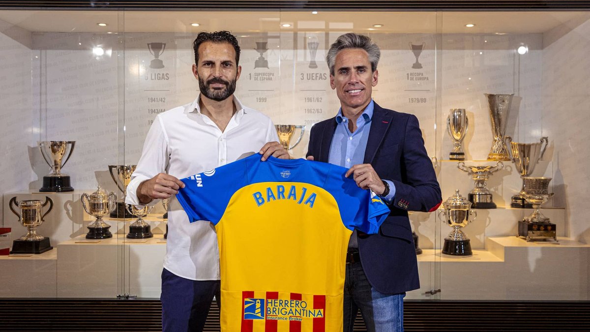 Rubén Baraja y Miguel Ángel Corona en la foto que esperaban ver los aficionados valencianos.