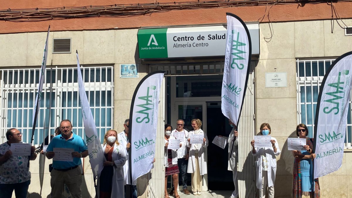 Concentración del Sindicato Médico de Almería ante el centro de salud de la calle San Leonardo, este miércoles.