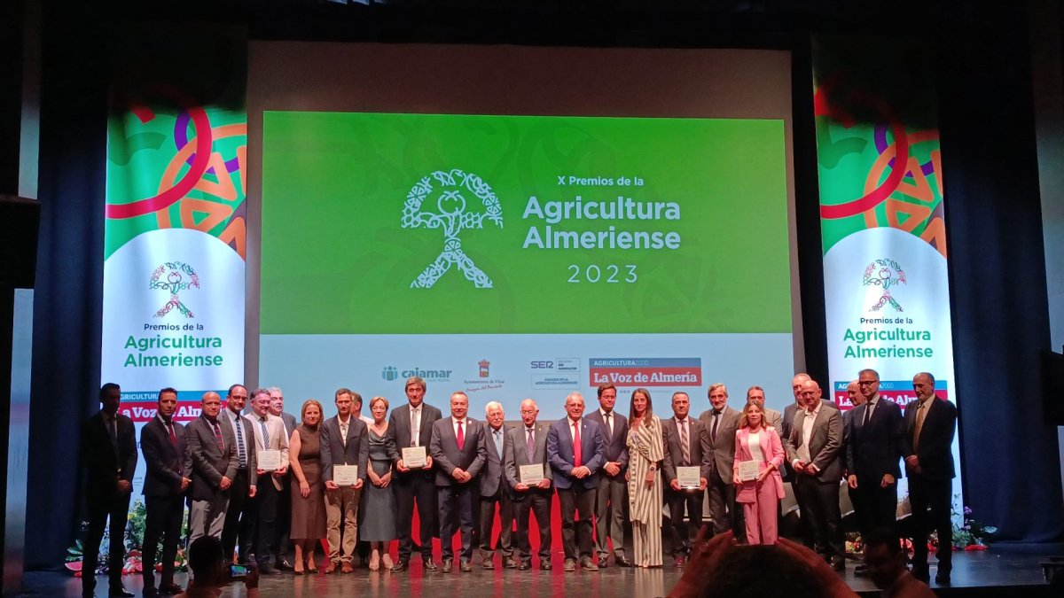 Foto de familia de organizadores y galardonados en la gala de los X Premios de la Agricultura Almeriense.