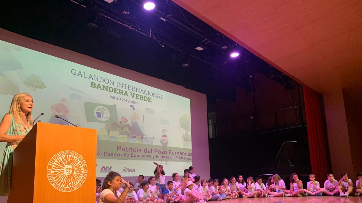 Patricia del Pozo durante el acto de entrega de las Banderas Verdes a centros andaluces, este viernes en la UAL.
