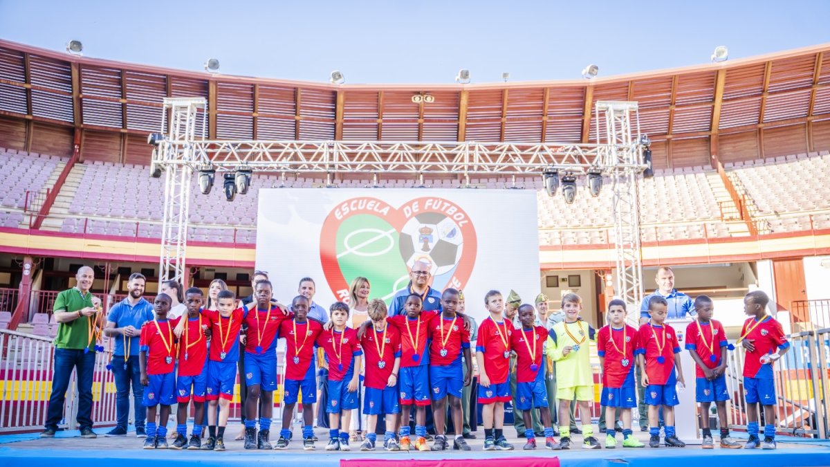 Los equipos posaron para la historia de la Escuela.