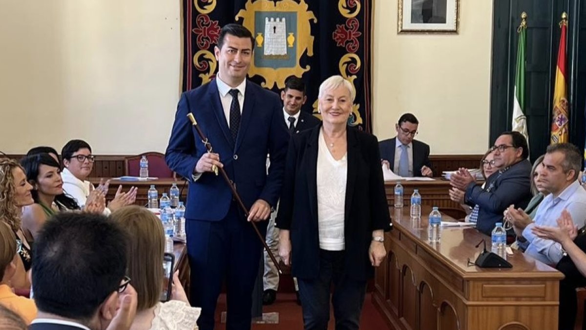 José Francisco Garrido (PP), nuevo alcalde de Níjar, y Pilar Fenoy (VOX), teniendo de alcalde.