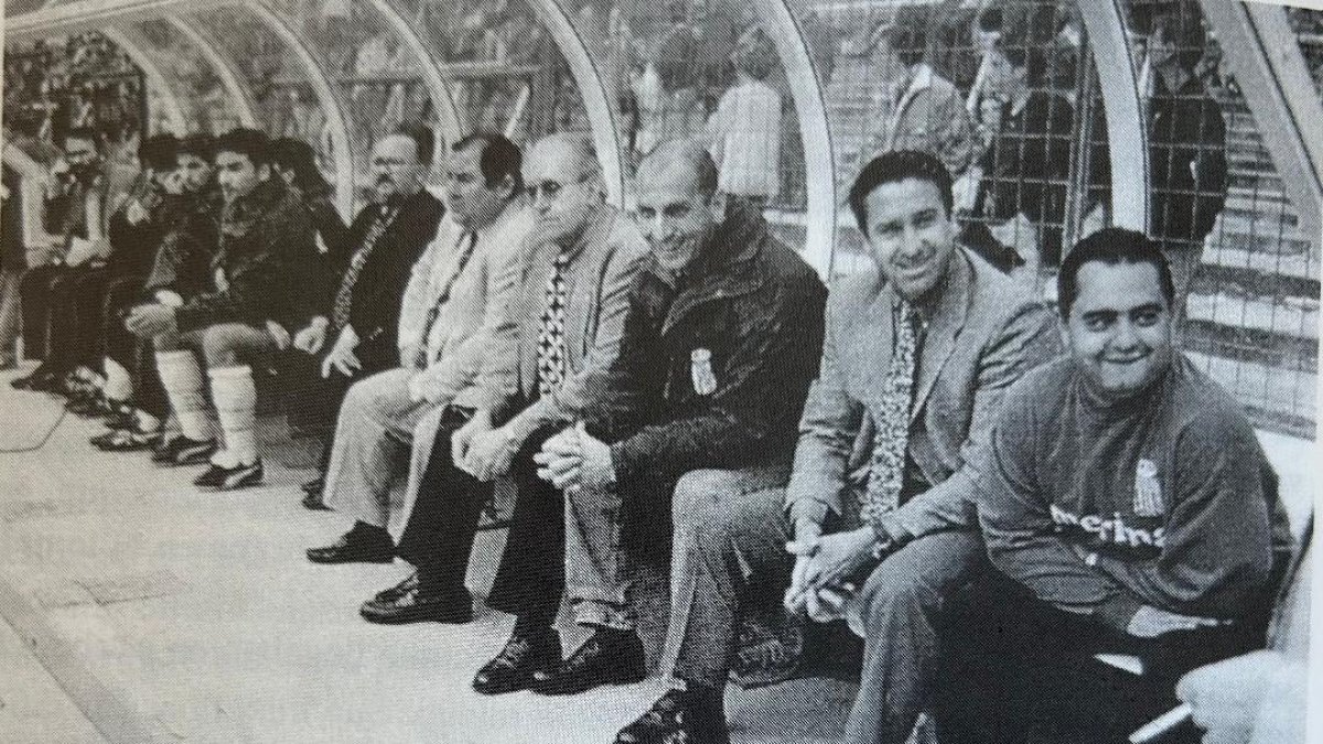 Testigo directo del Real Madrid-Almería CF fue Antonio Torres, primero de la izquierda con barba, en el banquillo del Bernabéu, 19 de mayo de 19