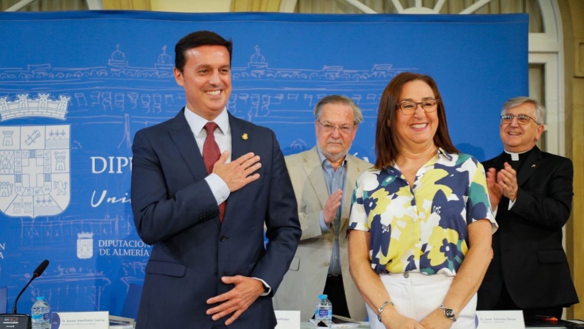 Javier A. García agradeció el Escudo de Oro.