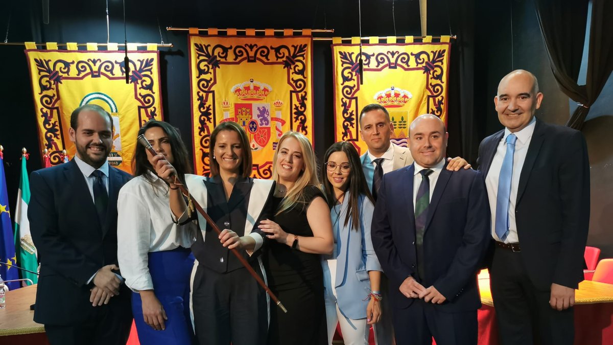 Los concejales electos del Partido Popular con la alcaldesa María del Mar Alfonso (con la vara de mando).