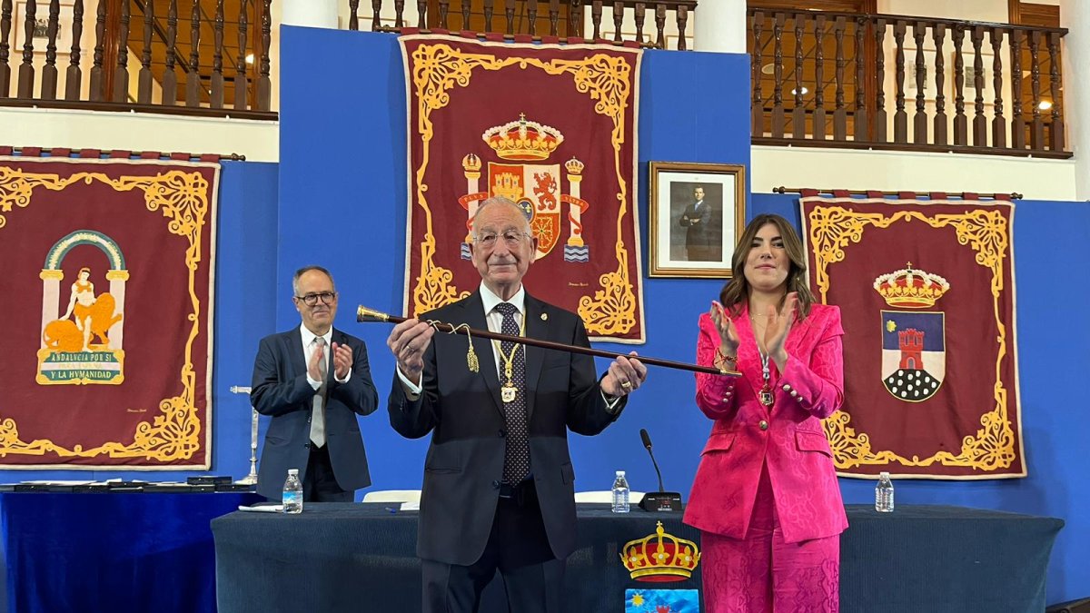 Gabriel Amat con el bastón de mando de la ciudad.