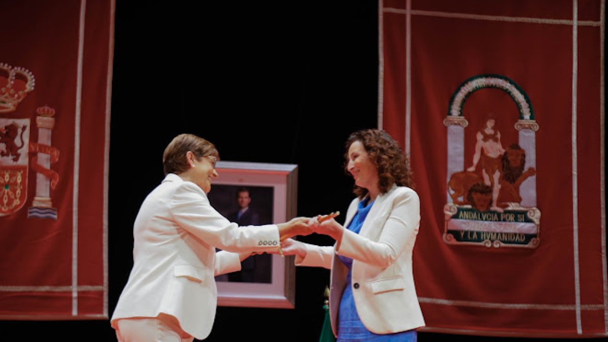 Adriana Valverde entregando la vara de mando a María del Mar Vázquez