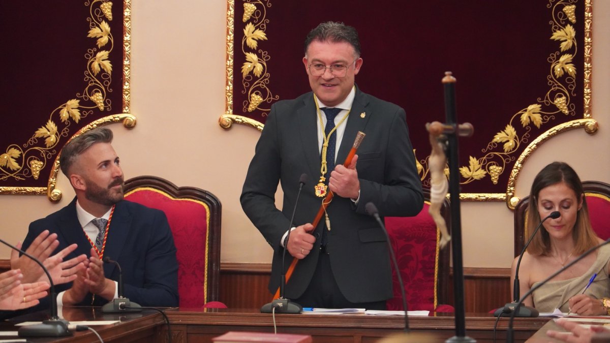 José Carlos Lupión con el bastón de mando.
