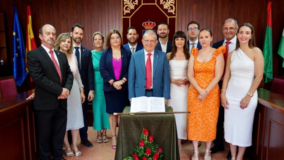 Los concejales socialistas junto al alcalde, Antonio Bonilla.