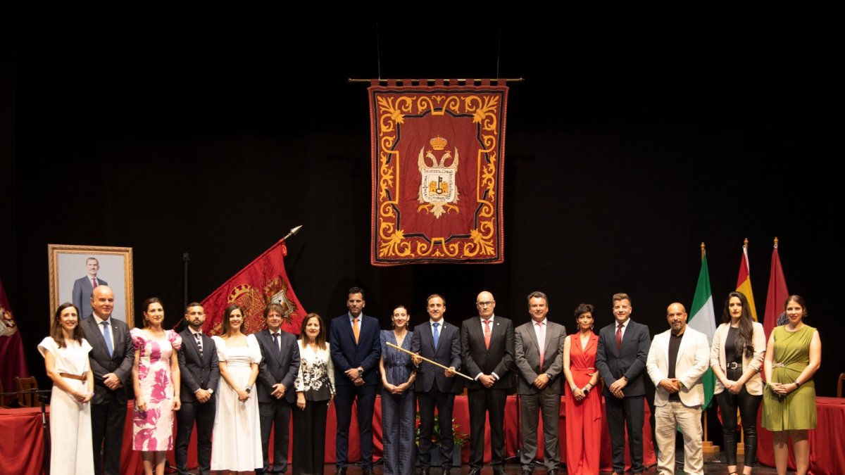 Alfonso García (centro) con los concejales de la Corporación municipal.