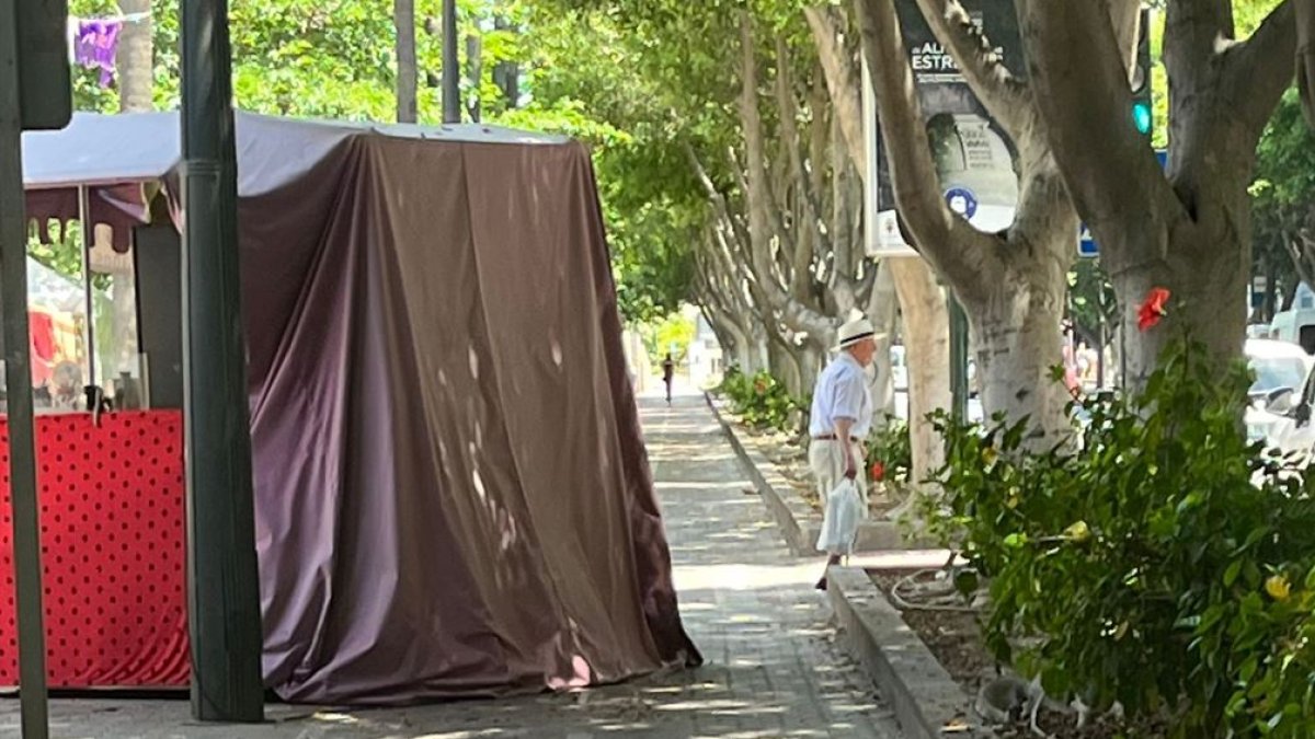 Uno de los puestos instalados en la Rambla ocupa el carril bici.