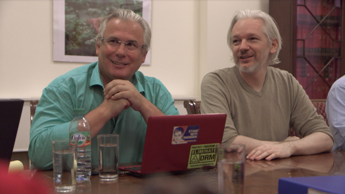Baltasar Garzón y Julian Assange, en una imagen del documental.