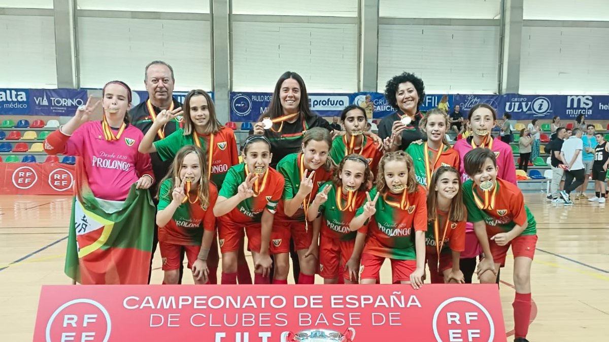 Posando con las medallas y la Copa después de una enorme final contra el Alcorcón.